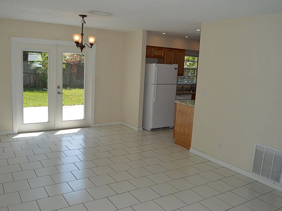 2nd image of 11 Raintree Dr