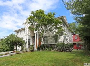 95 Red Ground Rd, Roslyn Heights, NY 11577