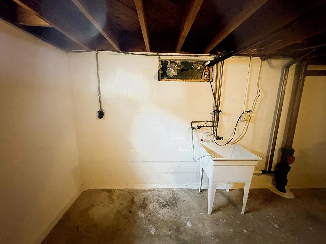 3 bed, 1.0 bath, 1073 sqft, $1,900 — Photo 4