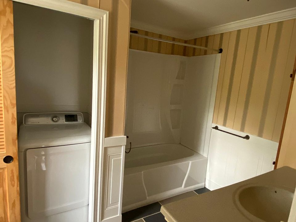 VIEW OF FULL BATHROOM