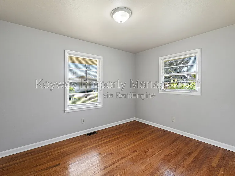 2105 Eastland Dr — Photo 11