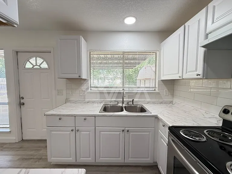 2706 Lakebriar St — Photo 7