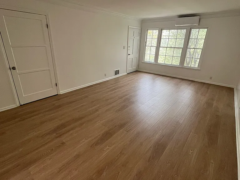 410 1/4 Shirley Pl — Photo 10