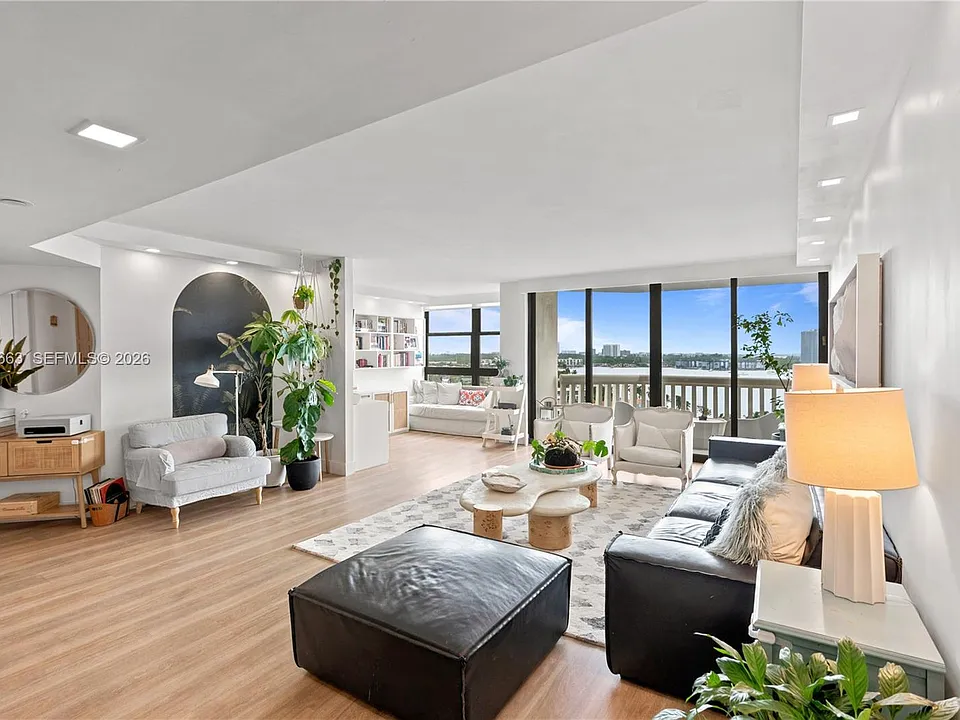 1000 E Island Blvd #1402