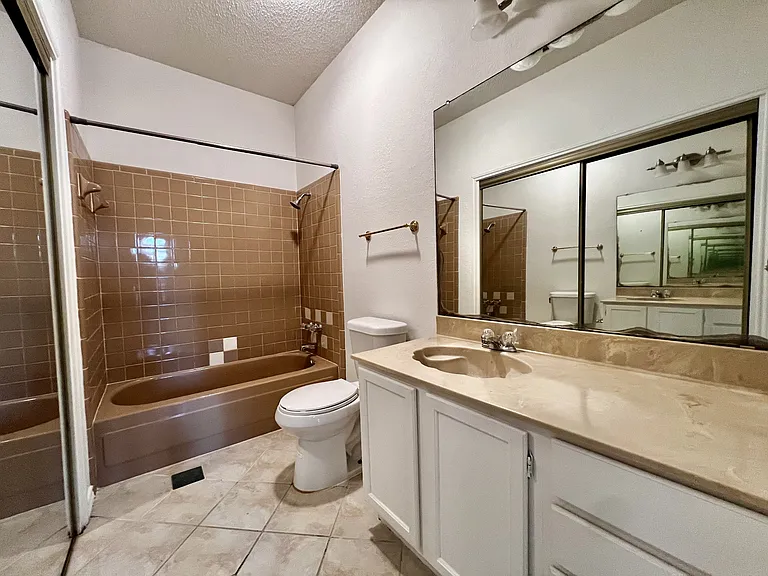 4800 W Lovers Ln — Photo 7