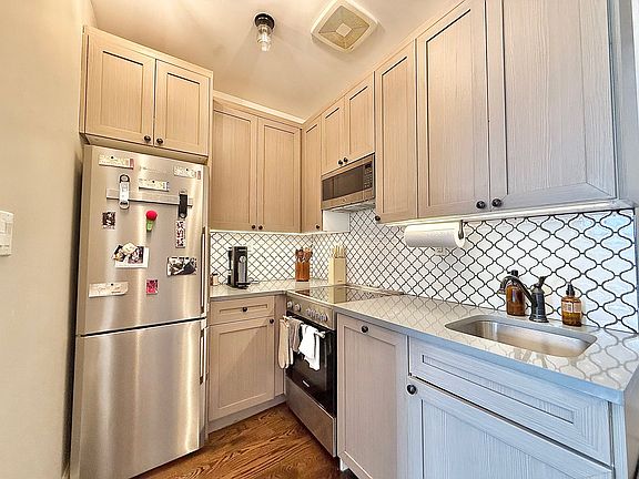 3rd image of 6080 Myrtle Ave #3G