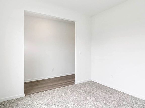 3rd image of 9986 Edgebrook Ln