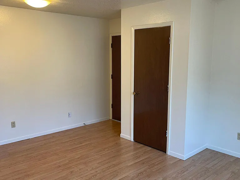 505 S Van Buren St #6 — Photo 4