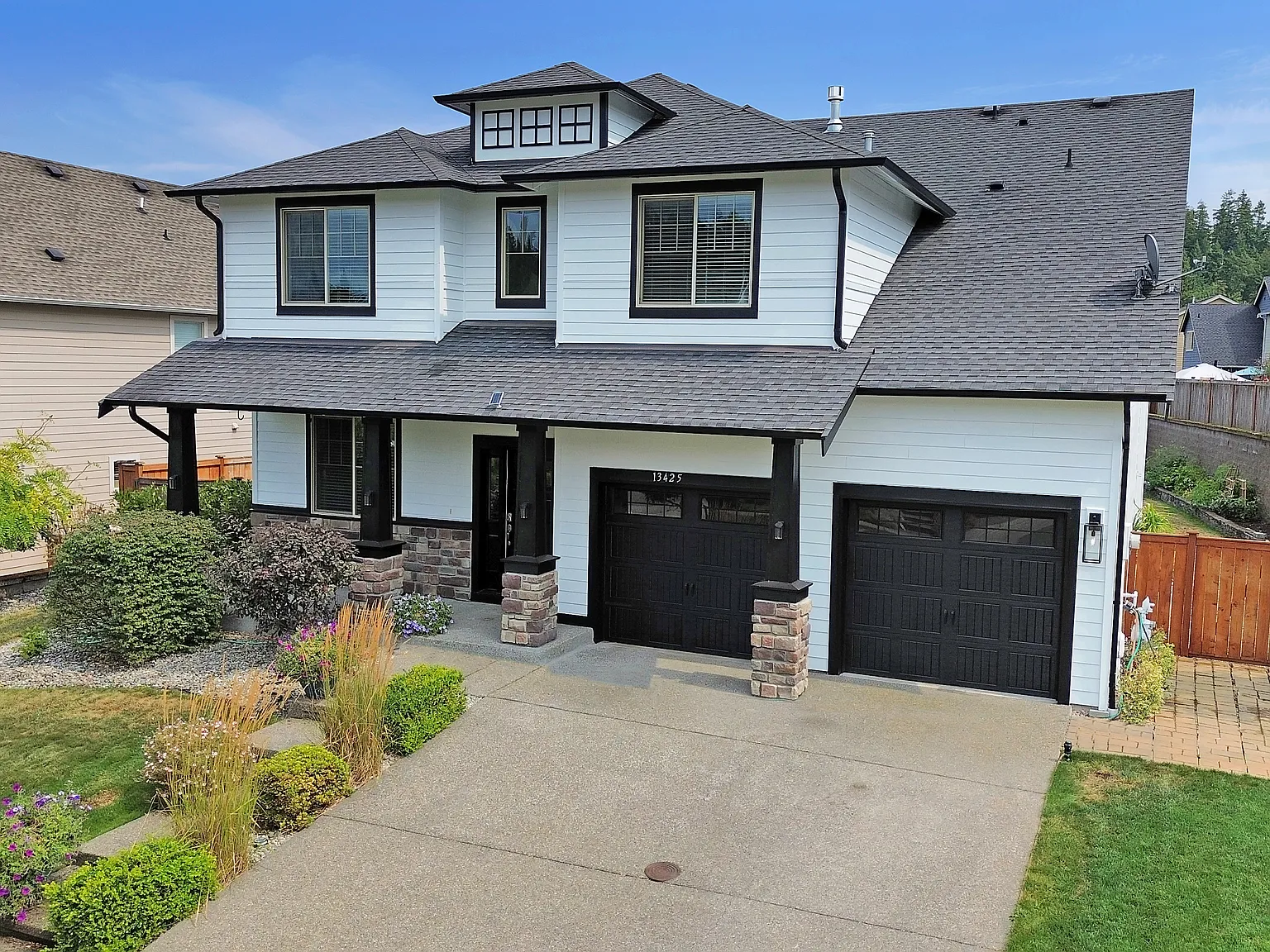 4 bed, 2.5 bath, 2692 sqft, $4,000 — Photo 2