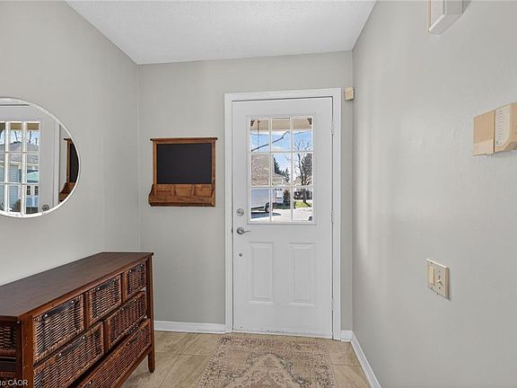 4th image of 232 Silverbirch Blvd