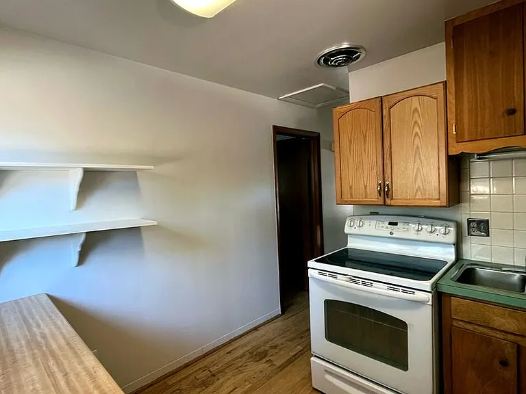 895 Holland St — Photo 16
