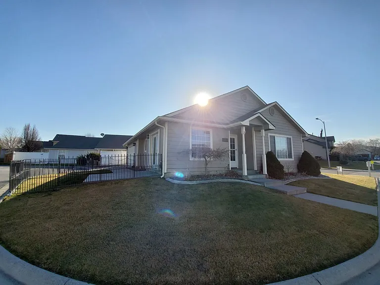 2421 S Arthur Ct — Photo 2