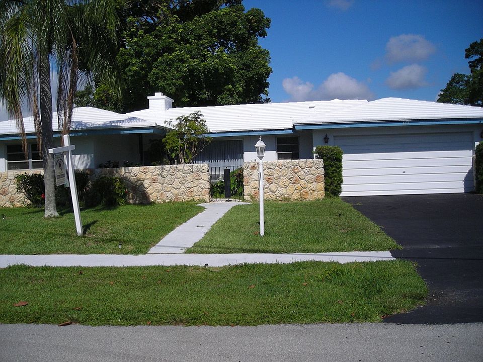 FRONT VIEW W/ATRIUM GARDEN/STONE ACCENTS