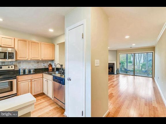 5th image of 2805 Yarling Ct #1805