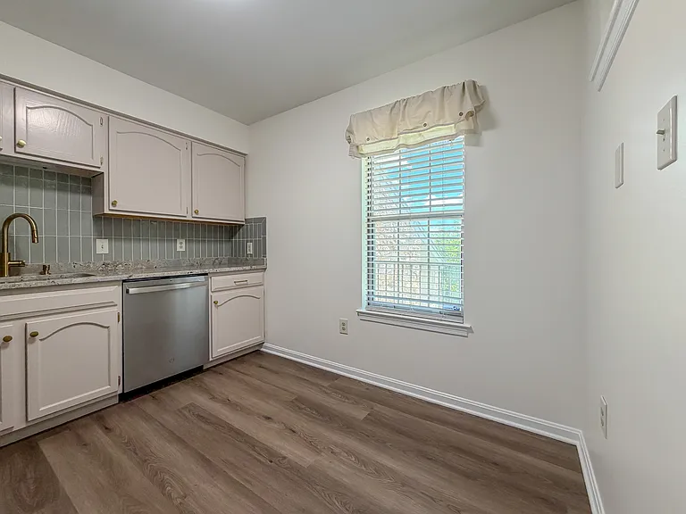 208 Greenview Dr — Photo 9