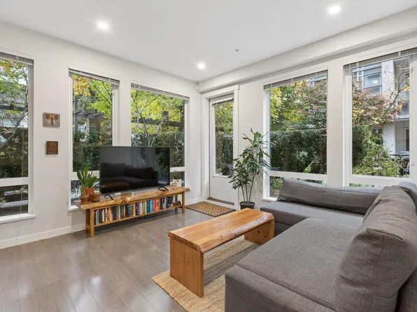 277 W 1st St #113, North Vancouver, BC V7M 1B3