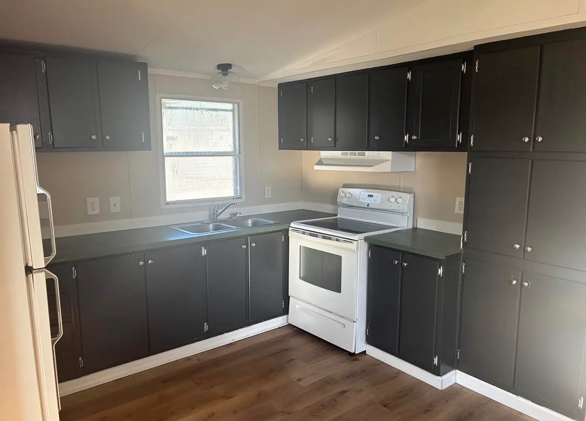 653 E Chatham St — Photo 3