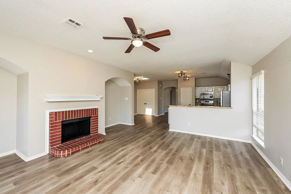 3 bed, 2.0 bath, 1950 sqft, $2,600 — Photo 3