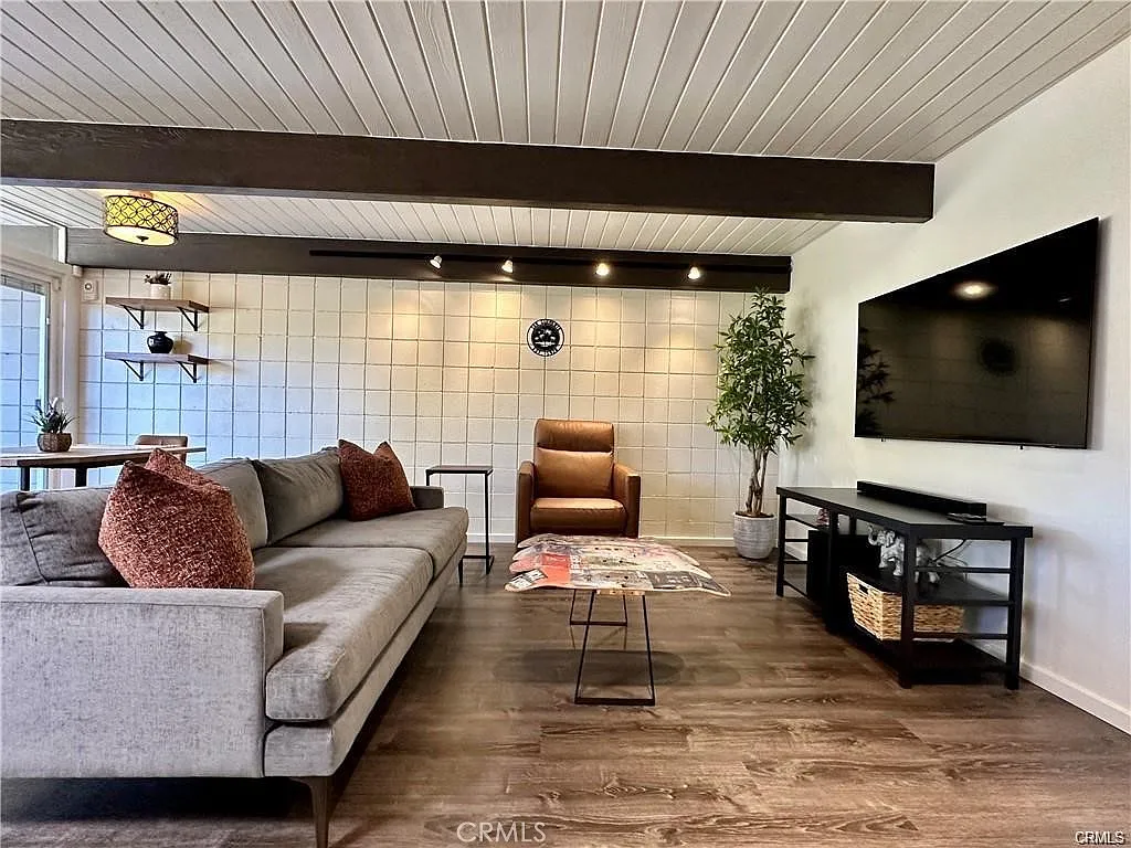 2 bed, 1.5 bath, 929 sqft, $3,900 — Photo 3