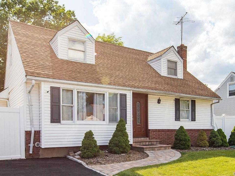 1st image of 858 Surrey Dr