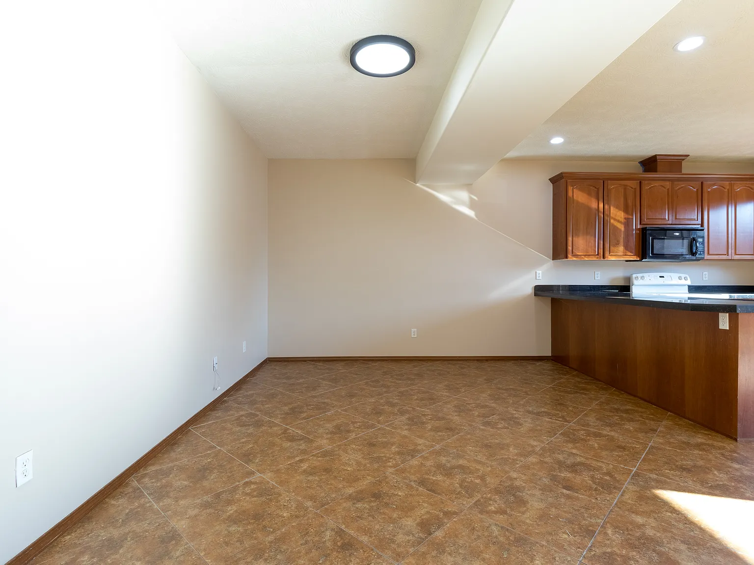 3 bed, 2.5 bath, 1600 sqft, $2,000 — Photo 2