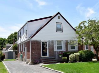 671 2nd Pl, Garden City, NY 11530