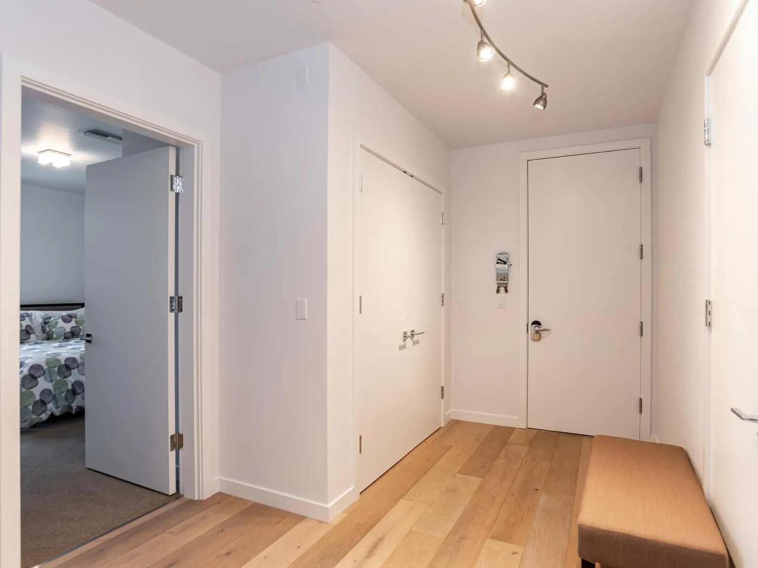 291 SW Bluff Dr — Photo 3
