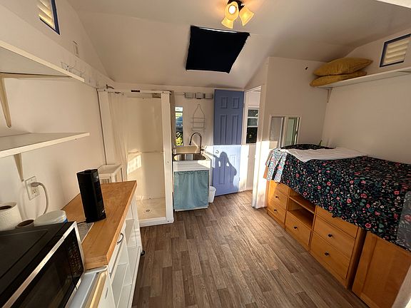 tiny studio private entrance private bathroom available Friday 8/8/2025