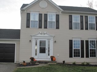6344 Green Valley Ln, Lockport, NY 14094