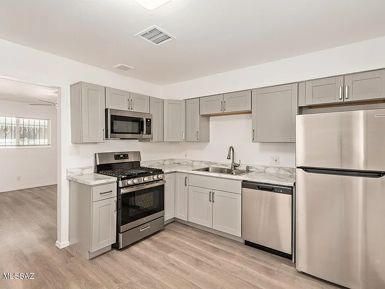 137 S Grande Ave #4 — Photo 2