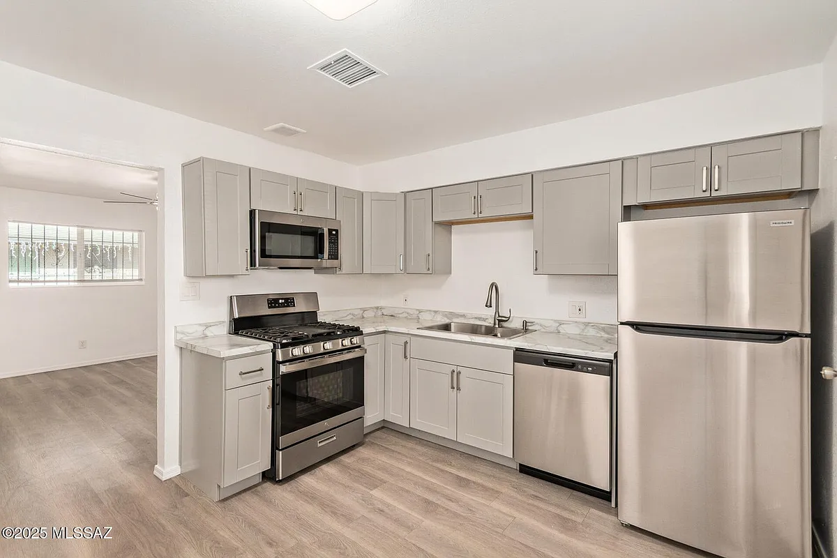 Building Photo - 137 S Grande Ave #4