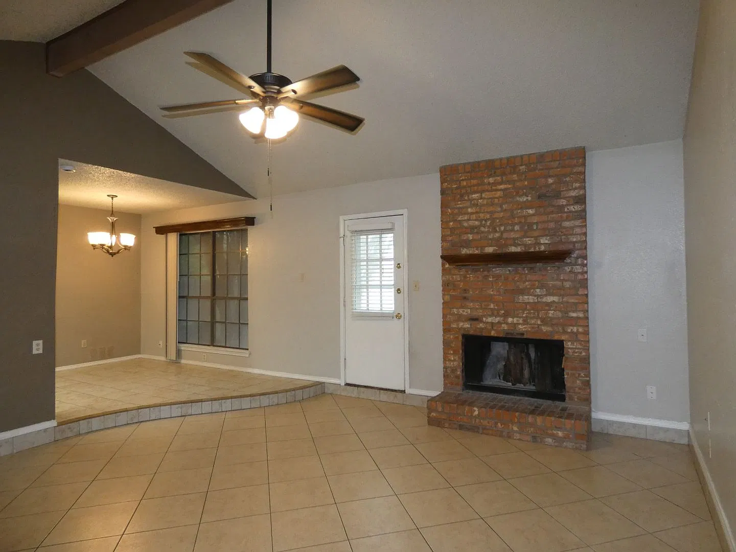 Clean & move in ready 3/2/1 duplex/townhouse in Saginaw! 325 Asbury Drive, Saginaw, TX 76179 — Photo 4
