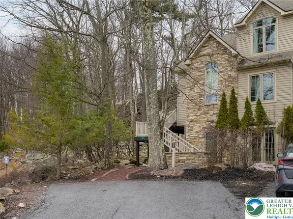 7 Wildbriar Ct, Lake Harmony, PA 18624