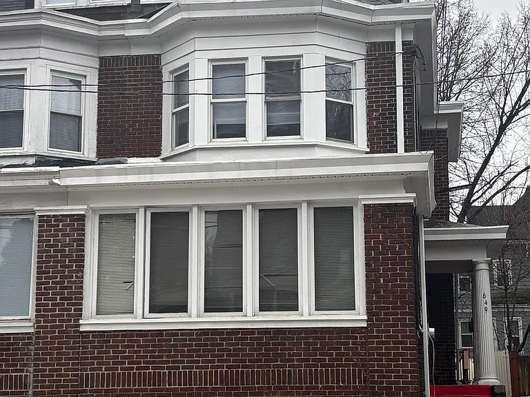 649 W State St — Photo 15