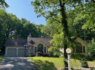 803 W Spur Ct, Hawley, PA 18428