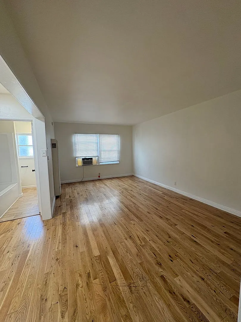 645 S. Burnside Ave. — Photo 3