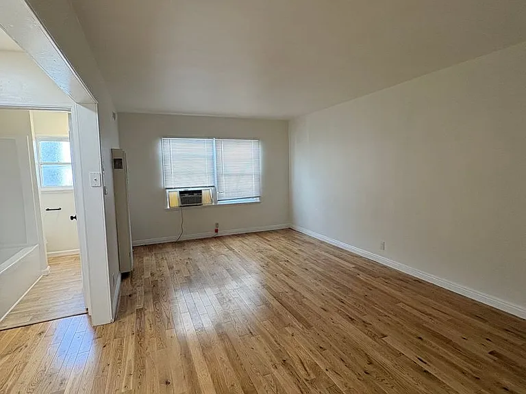 645 S. Burnside Ave. — Photo 2