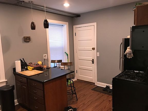 4th image of 2225 N Leavitt St #R