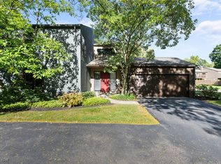 17 Oakshore Dr, Bratenahl, OH 44108