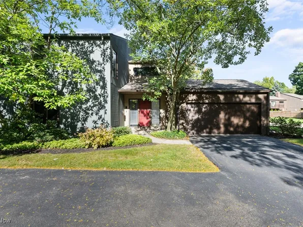 17 Oakshore Dr, Bratenahl, OH 44108