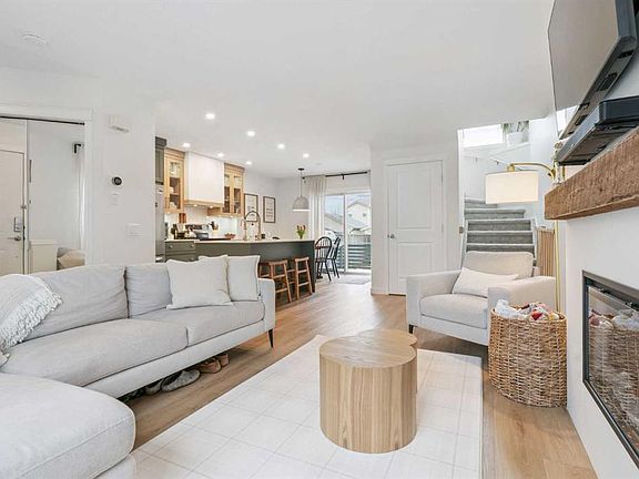 4th image of 46 W Prestwick Rise SE