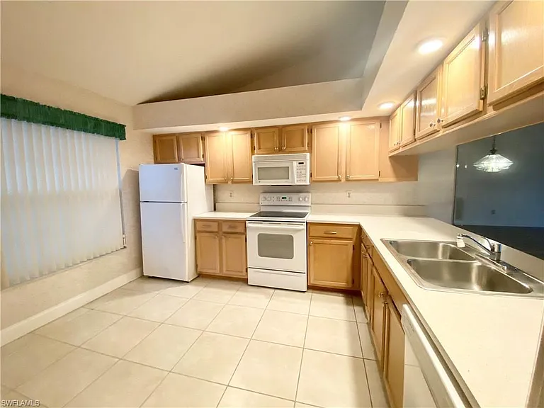 1427 SW 47th Ter #202 — Photo 4