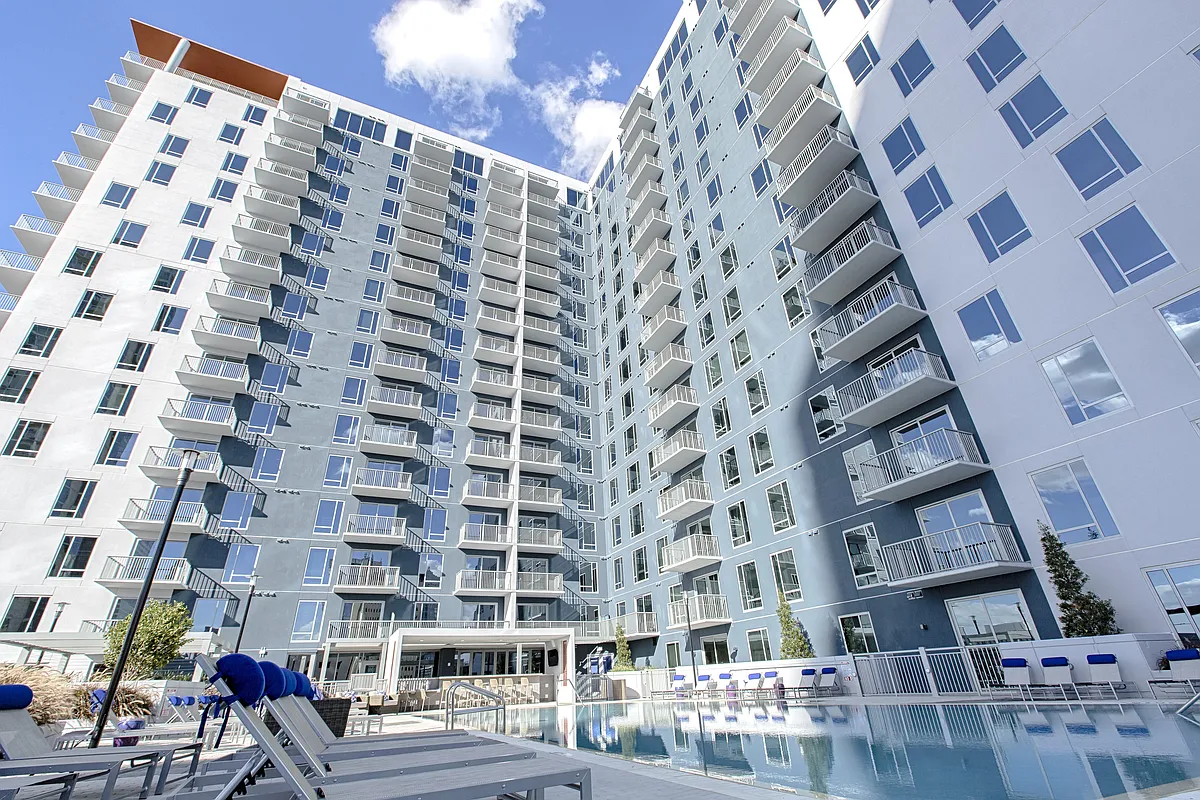 Building Photo - Nine15