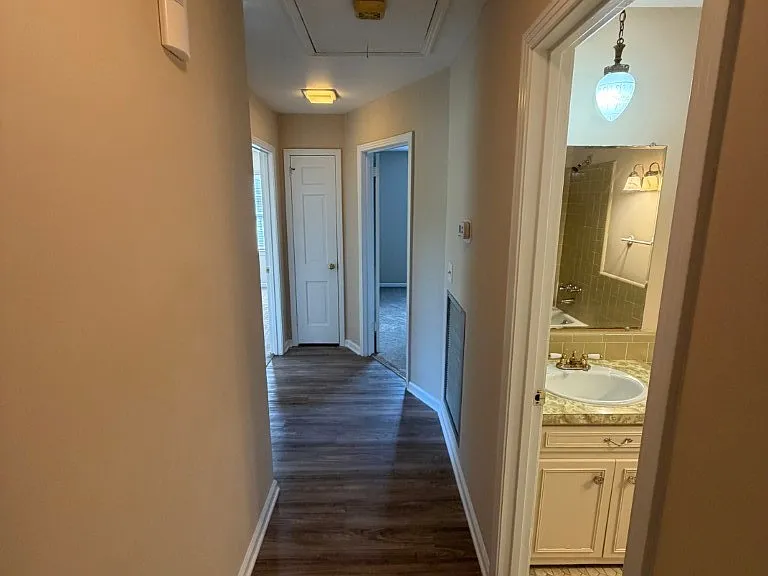 1600 Parklawn Dr — Photo 11