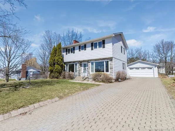 112 Bloor St, Fredericton, NB E3A 2K4