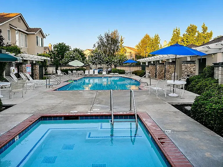 3 bed, 2.5 bath, 1404 sqft, $1,050 — Photo 2
