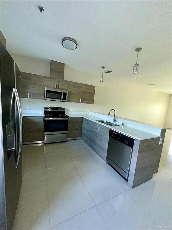3 bed, 2.5 bath, 1400 sqft, $1,390 — Photo 3
