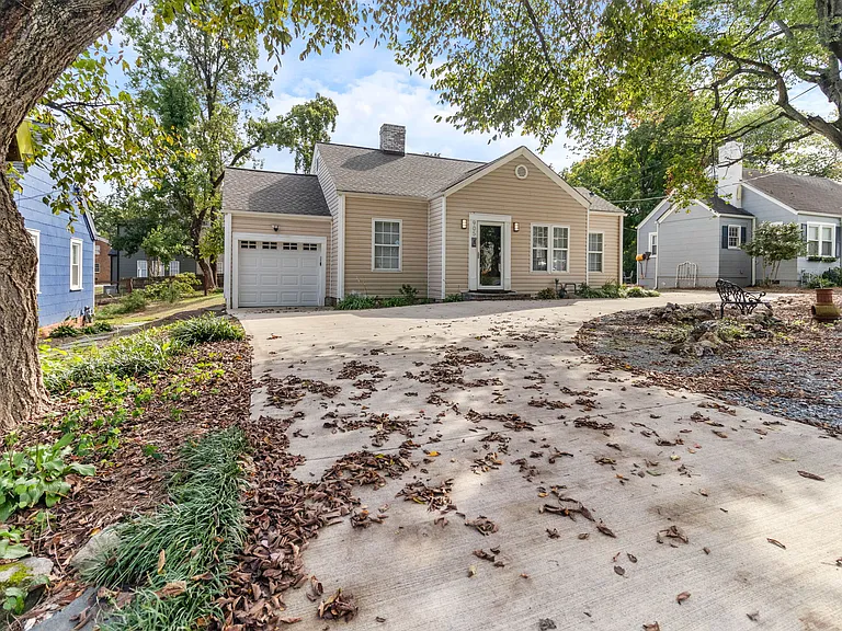 Welcome to Hunsucker's Place, a revitalized 1942 cottage with charming curb appeal, off-street parking, and a prime location near Downtown Greensboro and Cone Health Hospital. Perfect for professionals and travelers seeking comfort and convenience.
