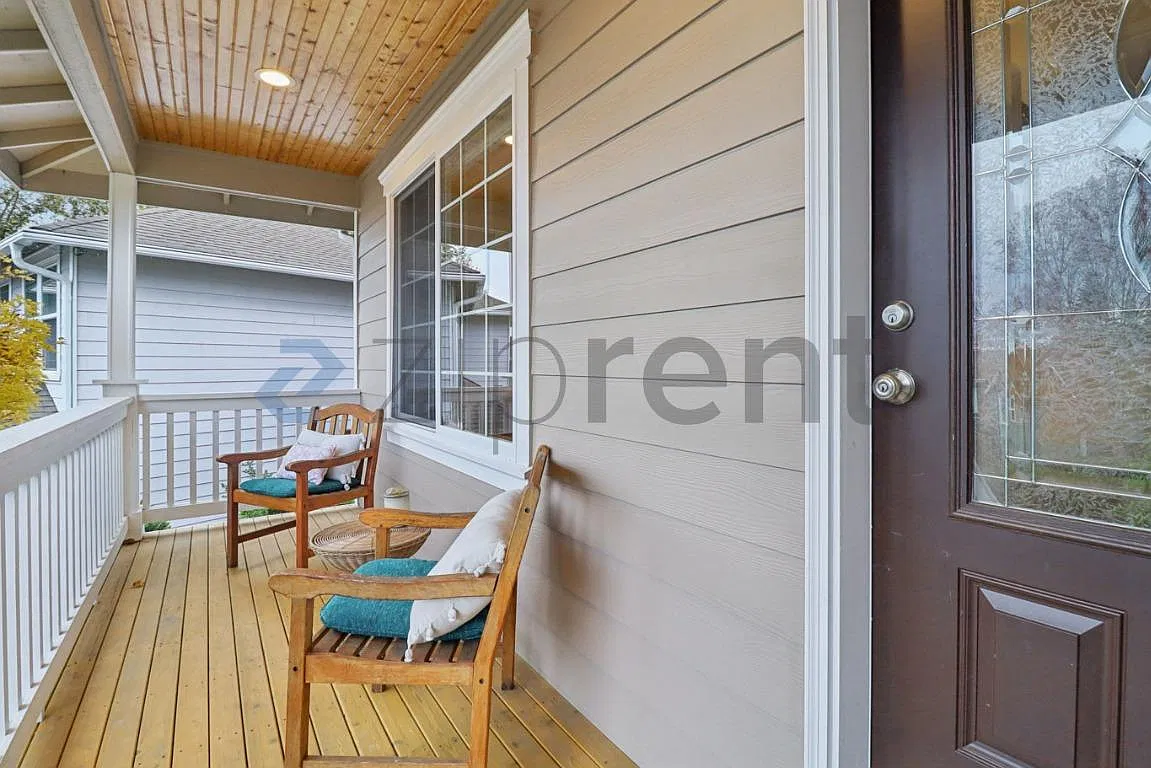 4 bed, 2.5 bath, 2303 sqft, $3,990 — Photo 2