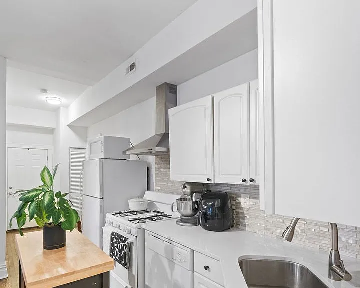 2642 N Marshfield Ave — Photo 47